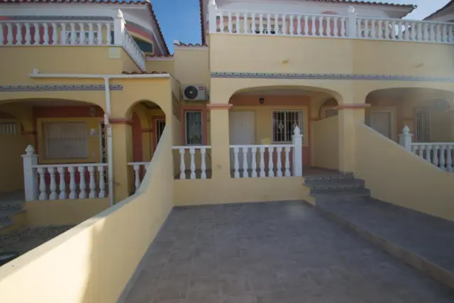 Casa adosada en venta en Villamartin, Las Filipinas-Villamartín-Canal Norte (Distrito Orihuela Costa. Orihuela) de 159.900 €