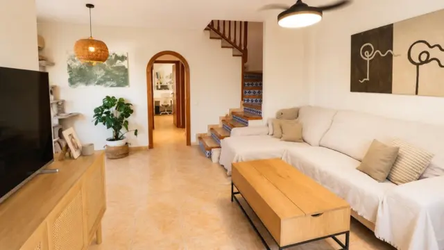 Semi-detached house on Calle Monte de Sta Pola, No. 10
