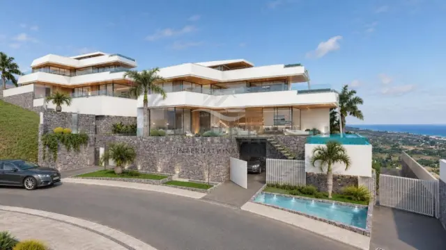 Chalet on Calle Josefina de La Torre