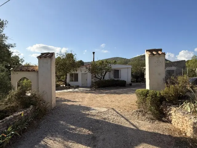 House on Partida Pla de Cuart Street