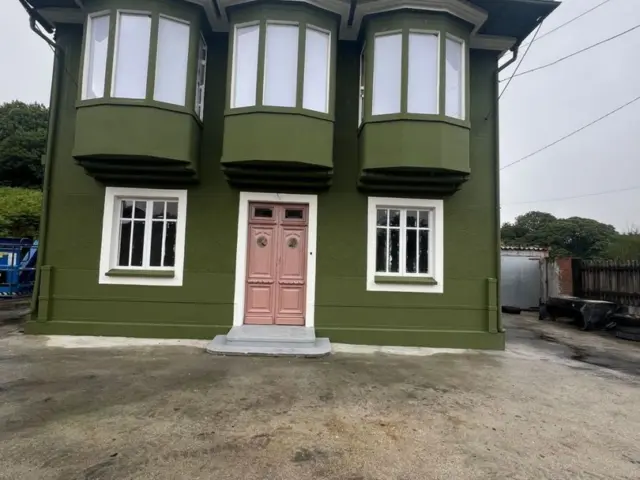 Chalet on Avenida de Antonio Pintor