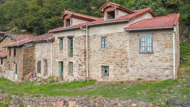 Casa pareada en calle Estación Figaredo, nº 12