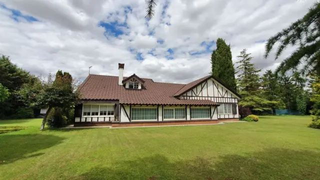 Chalet on Camino de Collantes