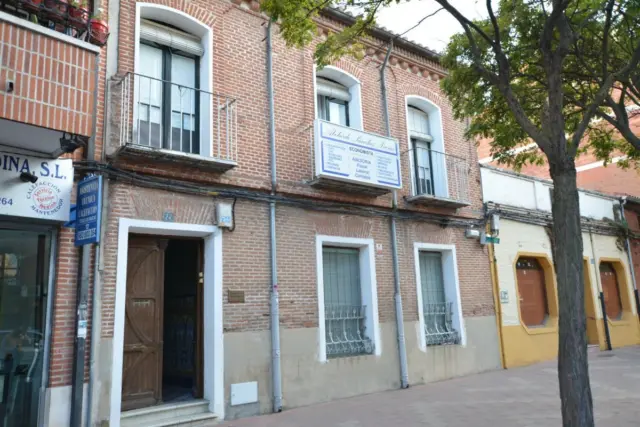 Casa en venta en Avenida de Portugal, cerca de Calle de Nueva del Amparo, Medina del Campo de 315.000 €