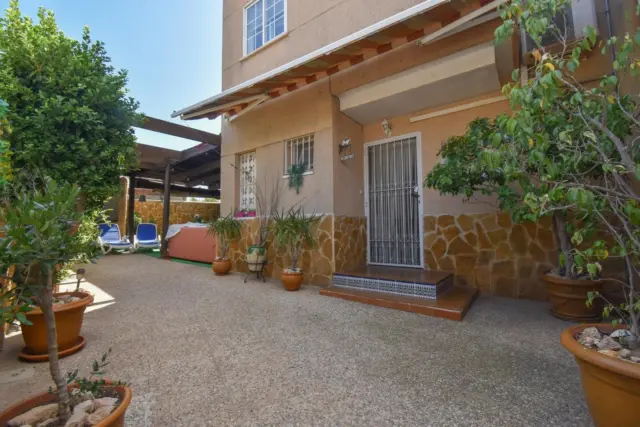 Chalet on Carrer de Logroño