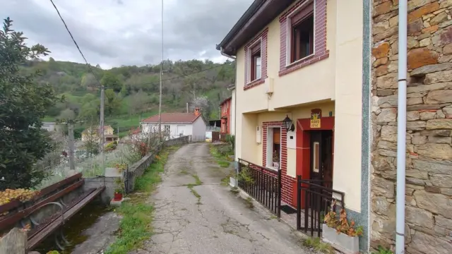 Rustic house on Calle La Longa, No. 3