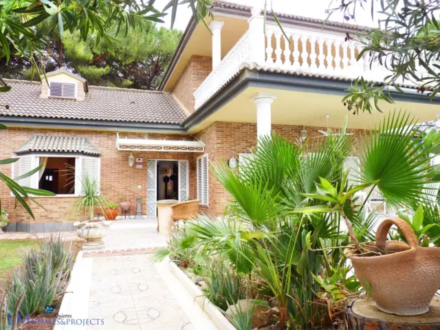 Chalet en Urbanización Pino Grande