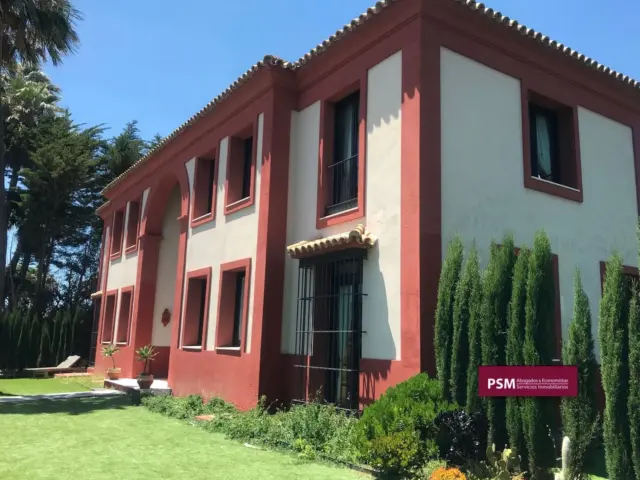 Chalet on Paseo del Parque