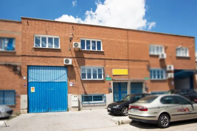 Industrial warehouse for sale in Calle de Sierra de Segura, Zona Industrial (San Fernando de Henares) of 290.000 €