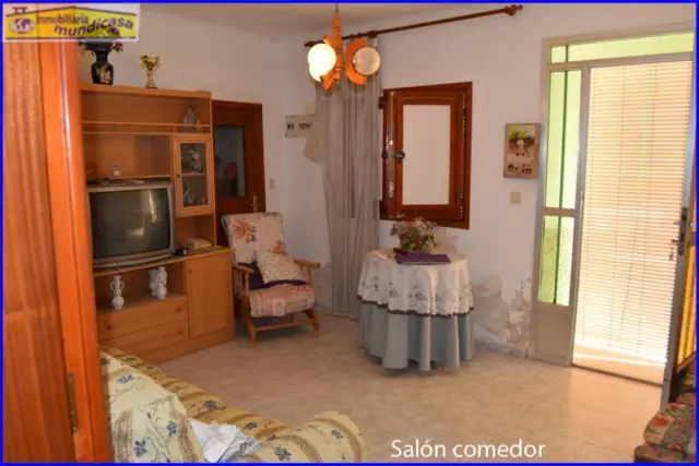 House for sale in La Matanza, Orihuela. This property comprises a residential house of 152 m² and a separate commercial unit with storage space of 142 m² built area, both situated on a 1000 m² plot. The residence features three double bedrooms, one single bedroom, a living room, a sitting room, an equipped kitchen, one bathroom, and a patio with a laundry area. The commercial and storage building is fully finished. Interior joinery is made of sapeli wood, it has an east-facing orientation, porcelain tile flooring, and exterior joinery combining aluminium and wood. Extras include water, electricity, furniture, terrace, and storage room. Located close to medical centres, rural amenities, supermarkets, and pharmacies. photo 10
