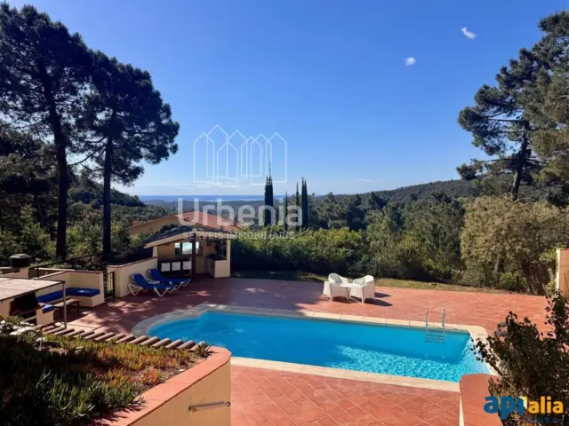 Apialia offers this fantastic rustic property with sea views, located on a plot of nearly 6,000 m² in Lloret de Mar, just 10 minutes by car from the beach. Surrounded by nature and offering total privacy, this home provides a unique setting with open views of the sea and hills, for those seeking tranquility without sacrificing proximity to the coast. The house is in perfect condition, with 214 m² built across two floors. It features four double bedrooms, all equipped with air conditioning and fitted wardrobes, and two full bathrooms.