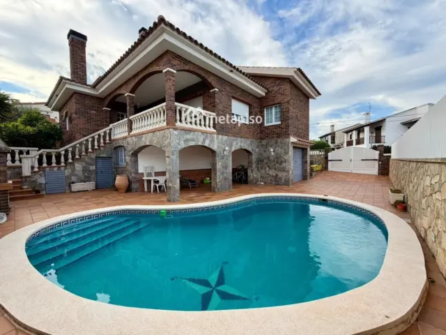 Chalet on Carrer de Rosa Sensat photo 3
