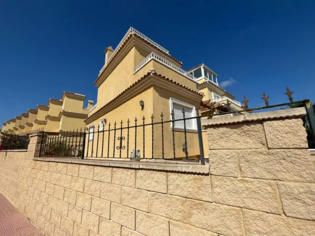 Casa adosada en Urbanización los Altos
