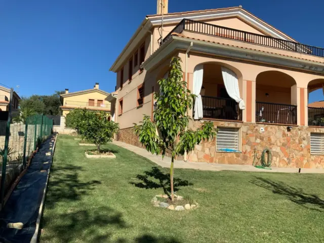 Casa adosada en Residencial Parraluz