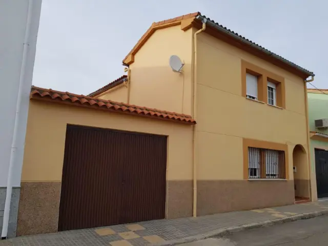 Casa adosada en venta en Centro, Alagón del Río de 149.000 €