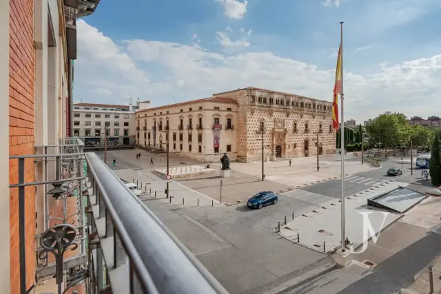 Apartment on Plaza de España Street