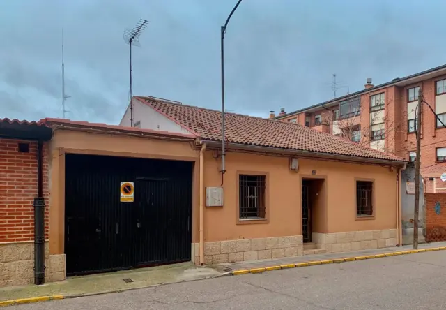 Casa en venda a Calle de Malena, Medina del Campo de 159.000 €