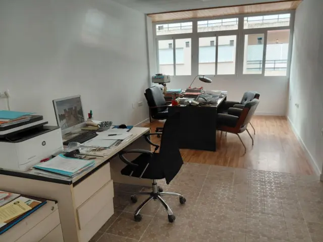 Apartment on Avenida Matías Sáenz de Tejada, No. 4