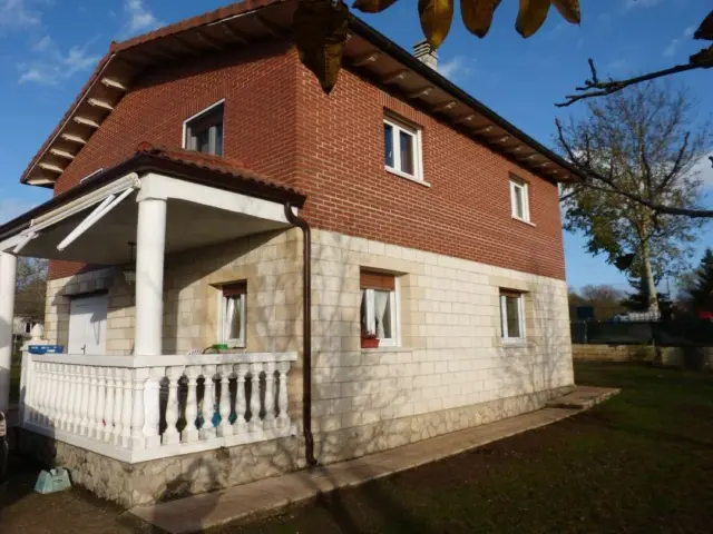 Chalet en 2 Viviendas Individuales Con Terreno y Piscina en Lastras de Teza