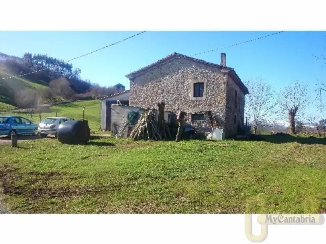 Rustic farm in Argomilla de Cayon