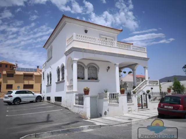 House for sale in Olula del Río. The property features 4 bedrooms, 2 bathrooms, kitchen, living/dining room, garage, patio and a large porch. The house is in good condition. This is a beautiful home and represents a great opportunity to buy a wonderful house in one of the best residential areas of Olula.