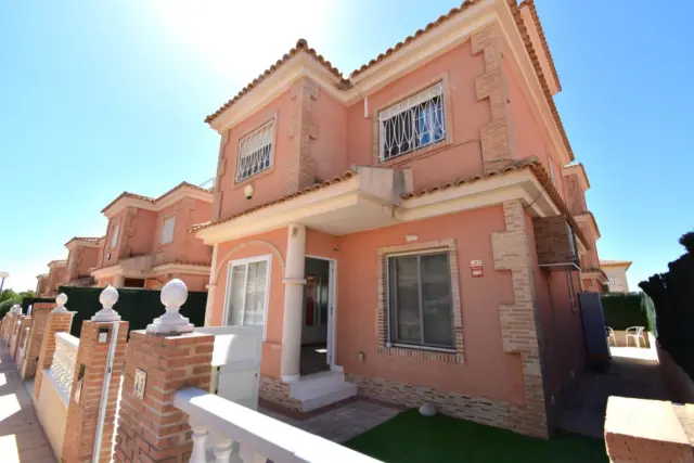 Chalet en Playa Flamenca-Las Piscinas