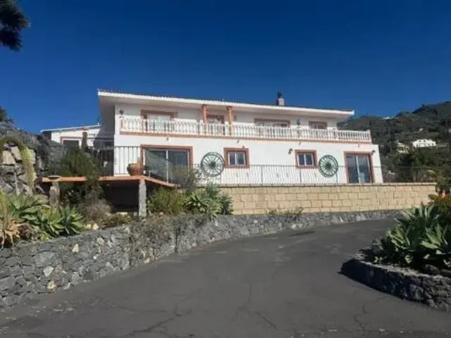 Chalet on Camino de las Moraditas