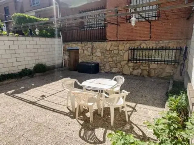 Semi-detached house in Chapinería