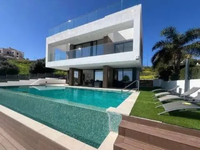 Chalet on Calle Villa Borghese, 1