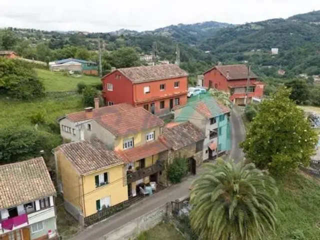 Terraced house for sale in La Espinera, Tuilla-Langreo (Asturias, Spain). Price: €250,000. Built area: 306 m². Plot size: 1,029 m². 6 bedrooms and 3 bathrooms.