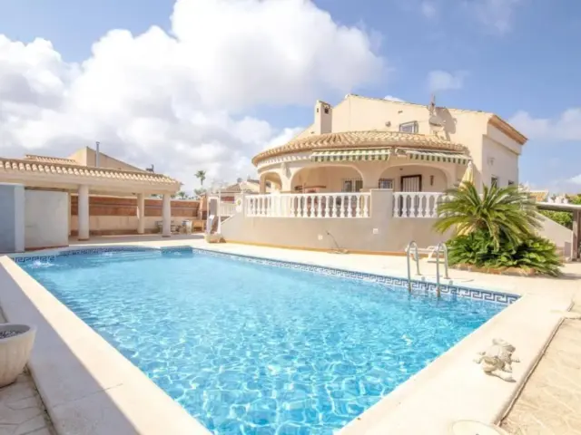 Chalet en Playa Flamenca-Las Piscinas