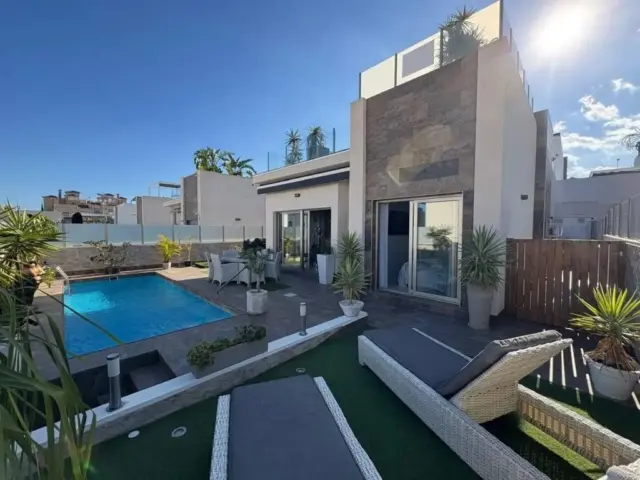 Chalet en Cabo Roig-La Zenia-La Regia