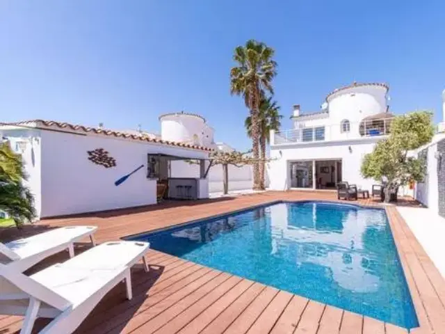 Chalet on Carrer Norfeu photo 3