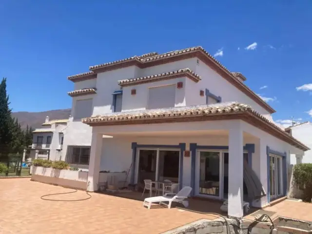 Chalet on Calle Parque Central, 5