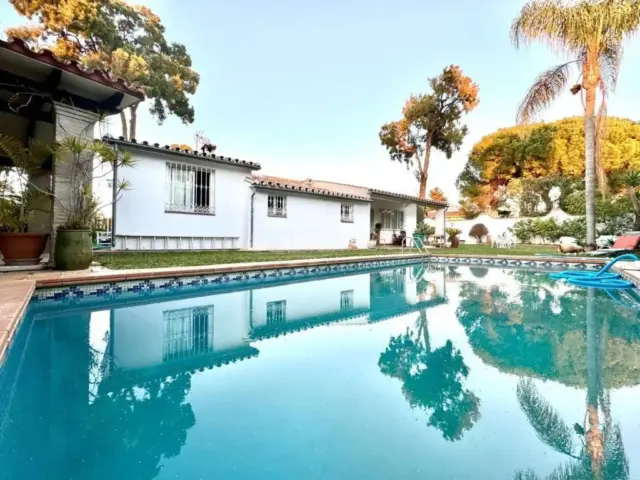 Chalet on Avenida Jose Luis Carrillo, 6