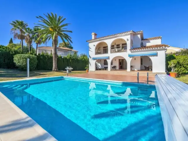 Chalet on Avenida Jose Luis Carrillo, 10