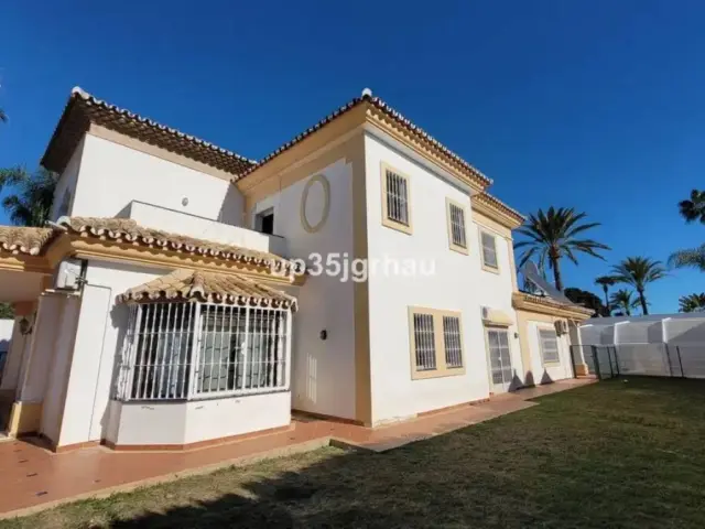 Chalet on Avenida de Benamara