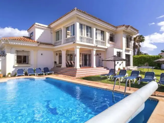Chalet on Urbanizacion Playa de Guadalobon Street, 7