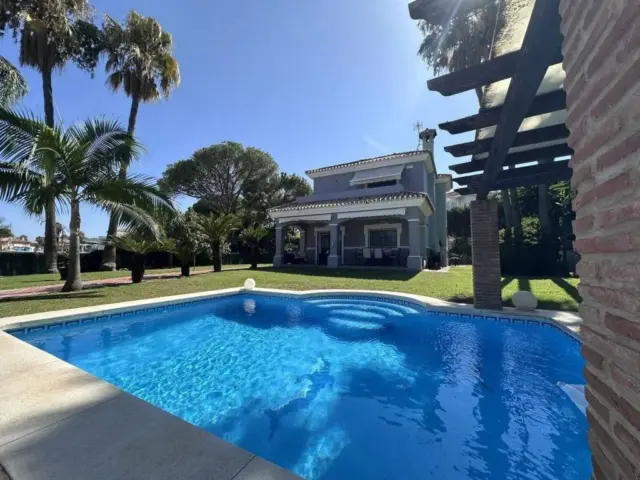 Chalet on Avenida de Benamara