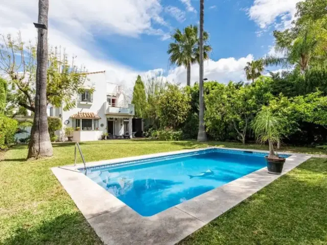 Chalet on Avenida del Coral