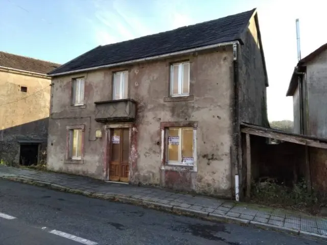 Stone house for sale. It is distributed as follows: Ground floor: 60 m2: living room, kitchen-dining room, bathroom First floor: 60 m2, 4 bedrooms, 1 lounge Attic: 60 m2 open plan. It has a plot of half a ferrado. Mains water, septic tank. If you wish to view it, call us to arrange a visit #