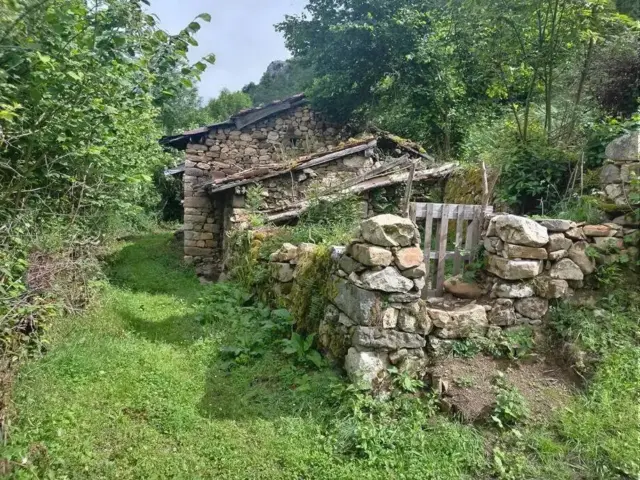 Rustic house in Barrio (Caso)