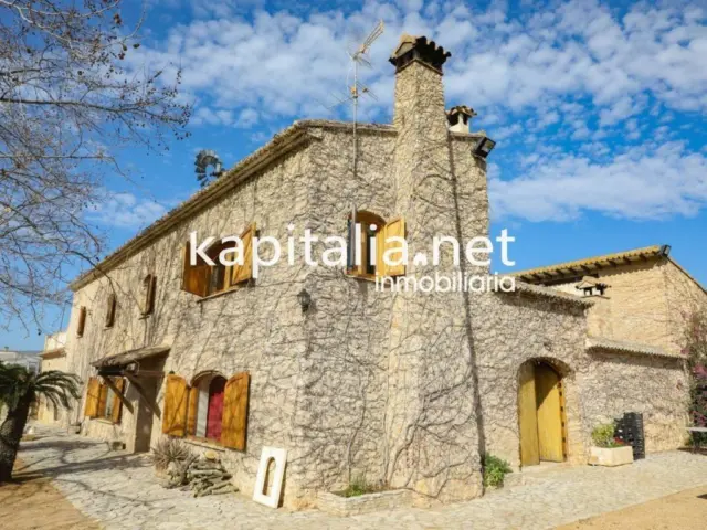 Rustic house in Montesa