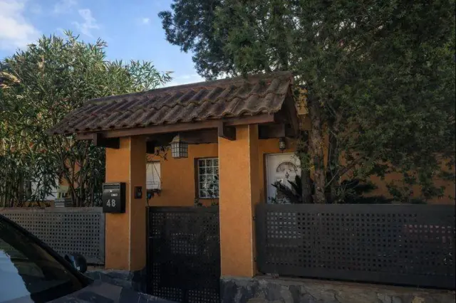 Detached house for sale in Vidreres, set on a plot of 960 m2. The property is arranged over two floors connected by an internal staircase. The ground floor features an entrance porch, hallway, kitchen, laundry room, toilet, and a combined dining/living area with access to the terrace. It includes three bedrooms (master, double, and single) and a full bathroom. The basement level comprises a lounge, storage room, and covered parking. Total built area: approx. 180 m2. Useful surface area: 117.90 m2. Property currently occupied. Not available for viewings. Sold as-is. Not suitable for mortgage financing. for investors. Quiet area.