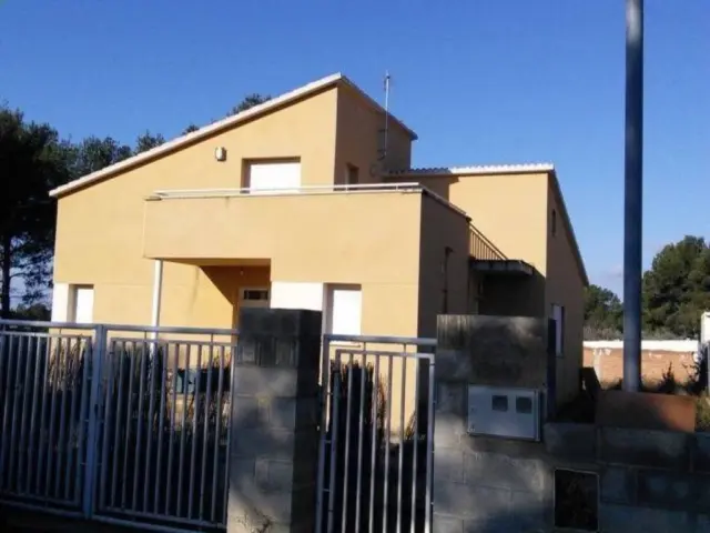 Chalet for sale in Cabra del Camp, Tarragona, with a built area of 141 m² distributed over two floors. The property features a spacious garden surrounding the house, perfect for enjoying the outdoors and creating a personalized space. The home requires renovation, offering you the opportunity to adapt it to your needs and tastes. Located in a quiet area, this chalet is an excellent option for those seeking a home with potential to be tailored to their style. Don’t miss the chance to transform this property into your residence. AUCTION PROPERTY. The acquisition of the property advertised in this listing will take place exclusively within the framework of the Judicial Auction process in which it is currently involved, through Bid Assignment. As this is not a direct purchase, the price shown should be considered as a guide to the amount at which the property may be awarded. All information published here is publicly available in the Official State Gazette (BOE). We will advise you throughout the entire process; request further information without obligation.
