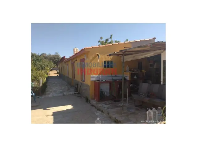 Rustic farm in Millanes