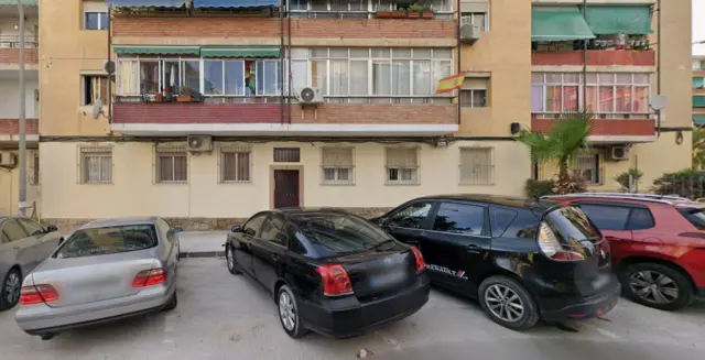 Apartment for sale with existing tenancy on Calle Villa de Chiva, 3, in the Virgen del Remedio area of Alicante. A property aimed at investors seeking to acquire a residential asset with an active lease agreement. Located on the first floor, left-hand door, it comprises 75.82 m² of built area and 61.87 m² of useful area as per the Land Registry. The registered layout includes an entrance hall, three bedrooms, living room, kitchen, utility room, balcony, and gallery. The balcony and gallery complete the spaces of this apartment, situated in a residential building in Alicante. Full ownership (100%) is transferred for a price of €101,000. The current reported rent is €114.17 per month, equivalent to €1,370.04 annually. The contract commenced on November 27, 2014, with a notified expiry date of November 26, 2026. The purchase is made subject to the existing tenancy. This date is pending verification against the full contract and any possible extensions, and does not guarantee vacant possession. The interest in this transaction should be assessed primarily based on the characteristics of the property, its location, and the potential returns available once legal possession can be obtained.