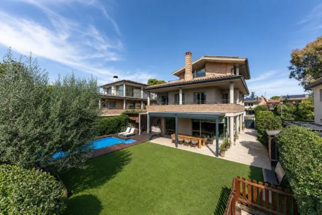 Chalet on Carrer dels Urals photo 2