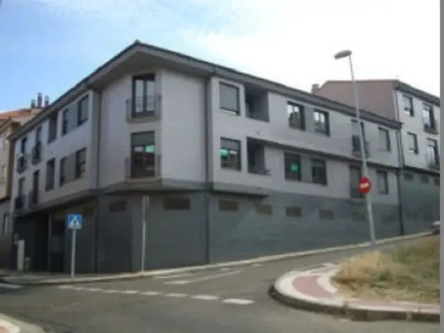 Casa adosada en venta en Calle Cllas Cuevas, Villanueva del Carnero (Santovenia de la Valdoncina) de 239.000 €
