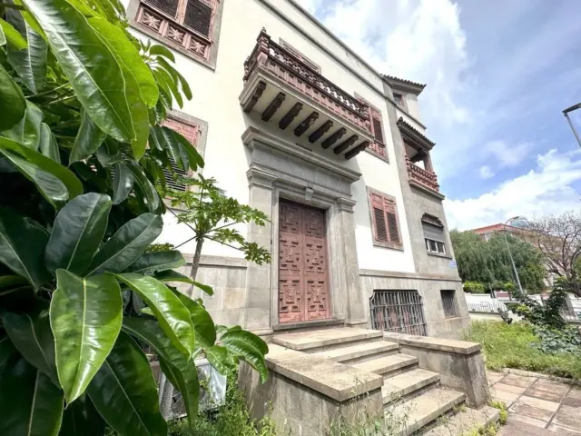 Chalet on Rambla de Santa Cruz, 49